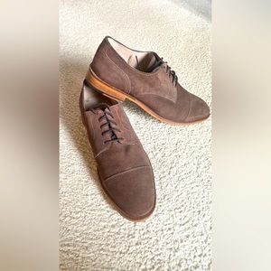 Men, suede, Oxford shoes.